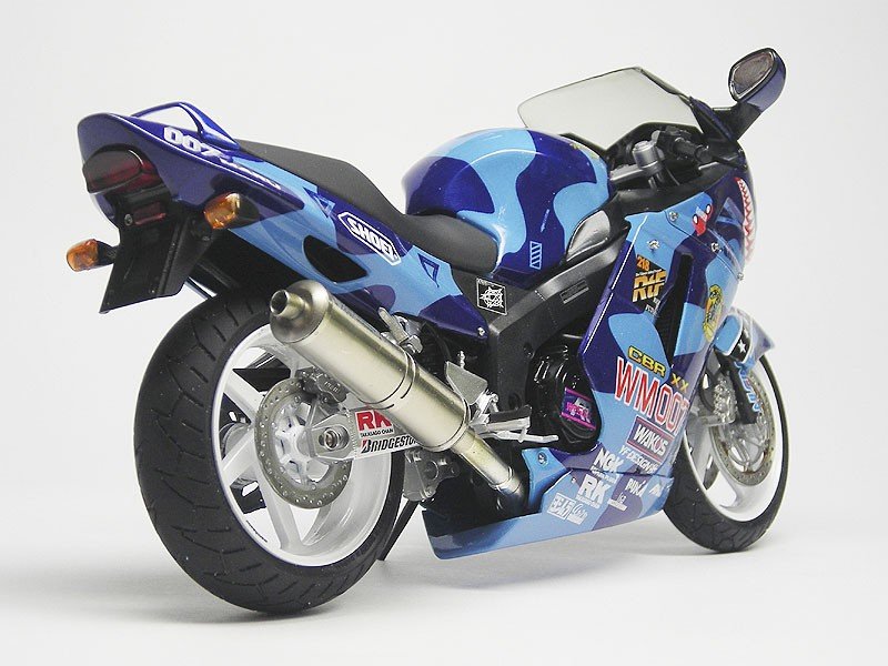 Tamiya 14079 Honda CBR 1100XX 1/12 – zdjęcie 3