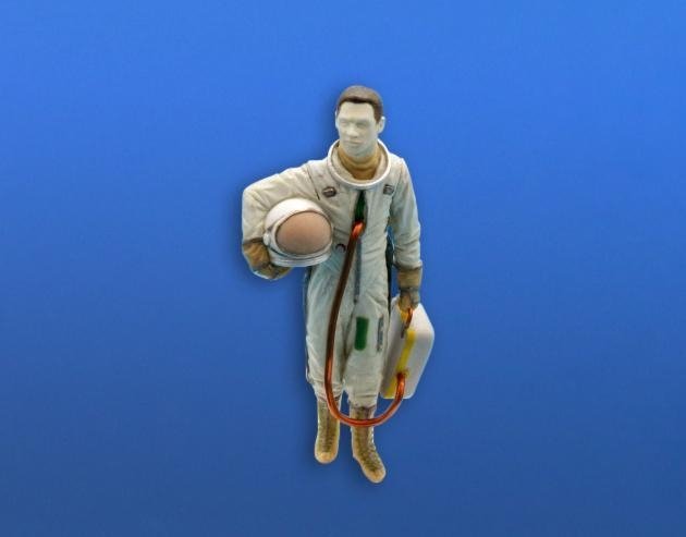 CMK F48363 US pilot with full pressure suit (for SR-71, U-2 and other planes) 1/48
