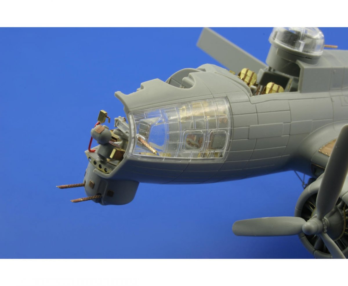 Intérieur avant du B-17G Eduard 73382, échelle 1/72, Revell – image 5