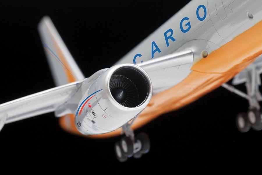 Zvezda 7031 Cargo airplane TU-204-100C 1/144 – Bild 8