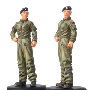 Toro 35F38 10 Brygada Kawalerii Pancernej - Kobieta-żołnierz z załogi czołgu Leopard Figurka wraz z kalkomanią 1/35